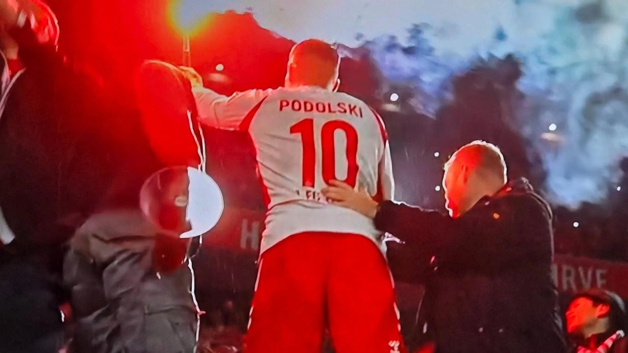 Lukas Podolski gözyaşlarıyla veda etti