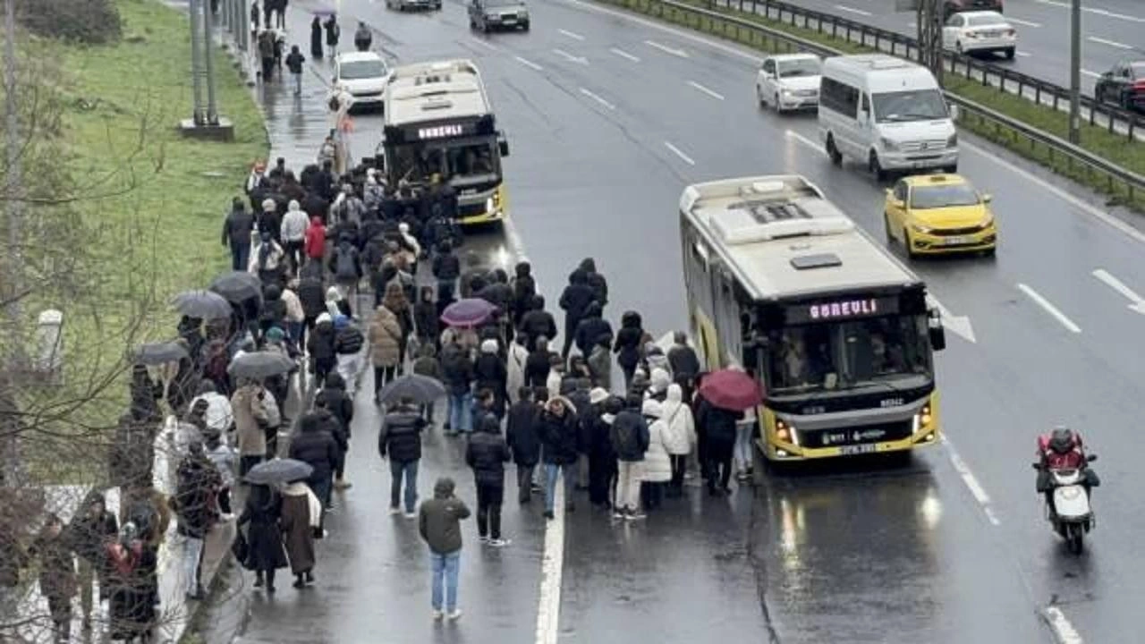 M1 hattında bazı seferler durduruldu, yoğunluk oluştu!