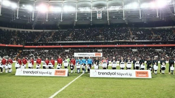 Maç sonu flaş tezahürat! Beşiktaş taraftarlarından yönetime tepki