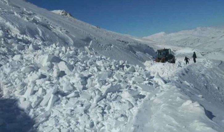 Mahalle yoluna çığ düştü, iş makinesi operatörü son anda kurtuldu