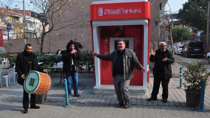 Mahalleye ATM geldi davulla zurnayla göbek atarak kutladılar