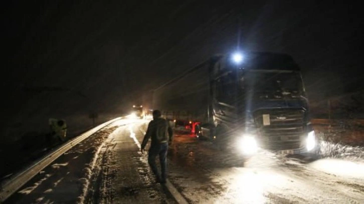 Malatya-Sivas kara yolu kar ve tipi nedeniyle tek yönlü ulaşıma kapatıldı