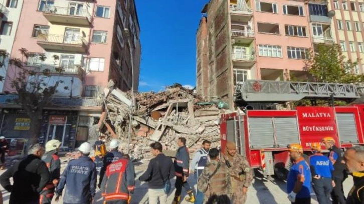 Malatya'da 6 katlı bina çöktü; yandaki binadan 7 kişi tahliye edildi