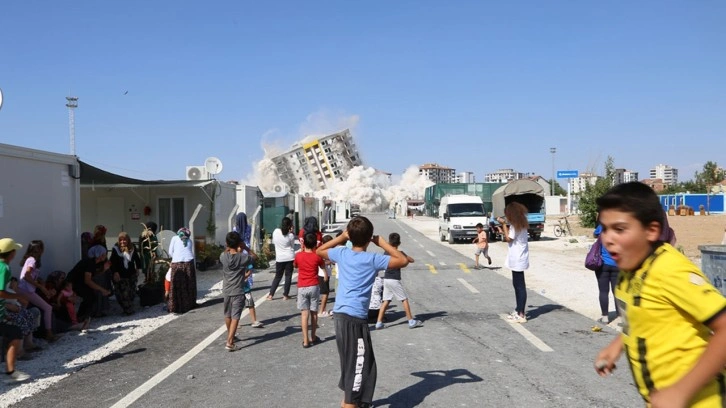 Malatya'da ağır hasarlı bina patlayıcıyla yıkıldı