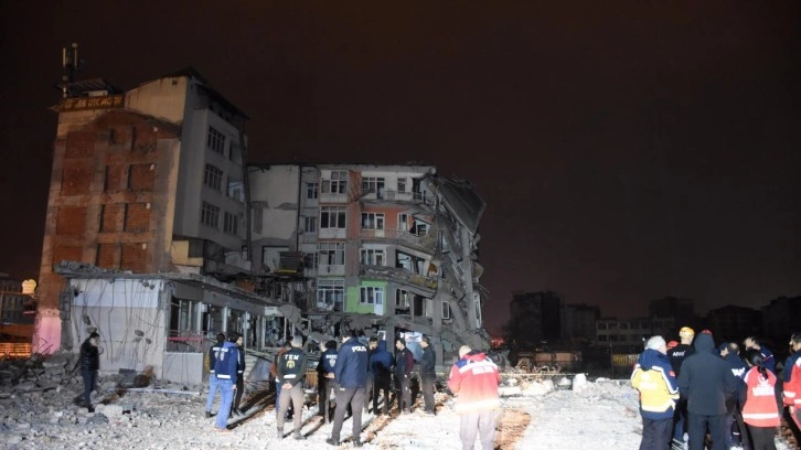 Malatya'da depremlerde ağır hasar gören 5 katlı bina çöktü