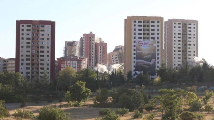 Malatya'da hasarlı 9 bina kontrollü şekilde aynı anda yıkıldı