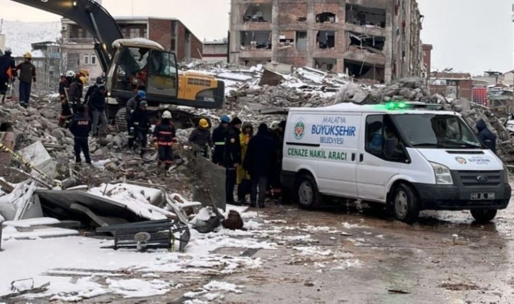 Malatya'da voleybolcuların kaldığı otelin enkazından 3 cansız beden çıkarıldı