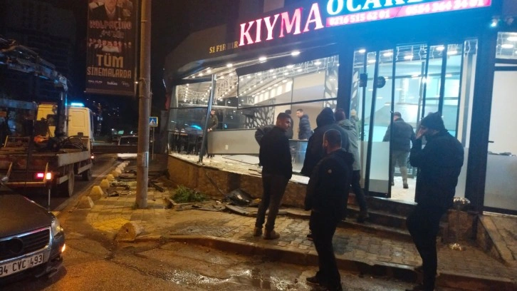 Maltepe'de kontrolden çıkan araç restorana girdi