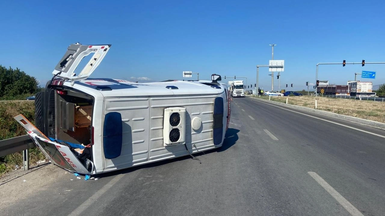 Manisa'da ambulans ile hafif ticari araç çarpıştı: Yaralılar var!