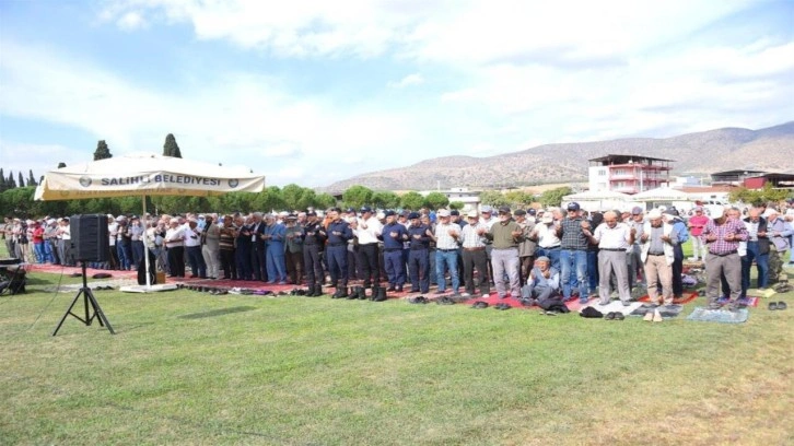 Manisa Salihli’de eller yağmur duası için açıldı