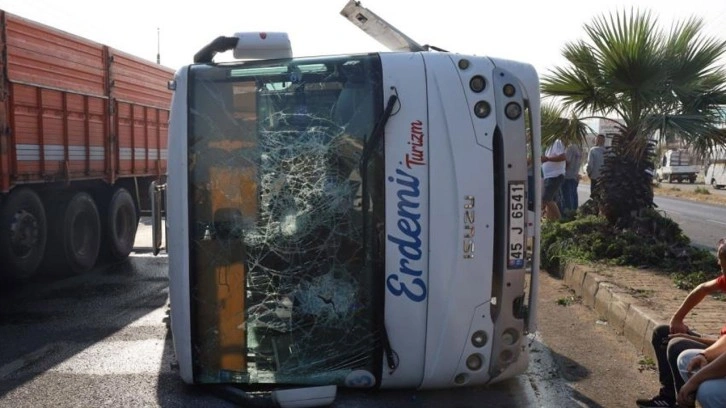 Manisa'da işçi servisi devrildi: 20 işçi yaralandı