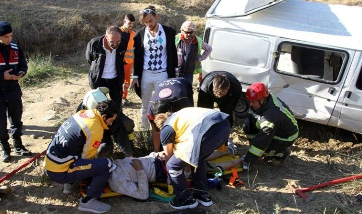 Manisa'da minibüs, şarampole devrildi: Sürücü yaralı