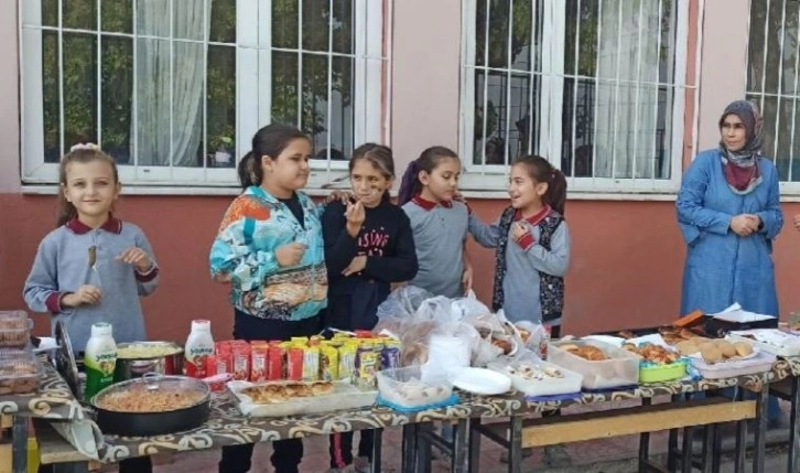 Manisa’da minik öğrenciler arkadaşları için kermes düzenledi