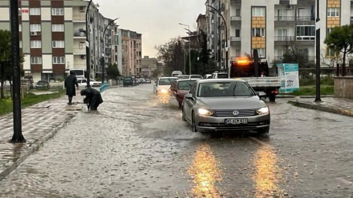 Manisa'da sağanak yağış nedeniyle bazı ev ve iş yerlerini su bastı!