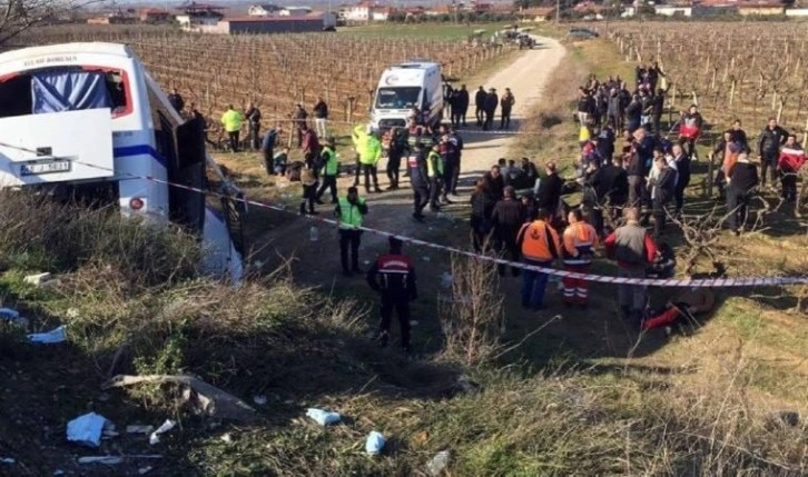 Manisa'da TIR ile işçi servisi çarpıştı: 23 yaralı