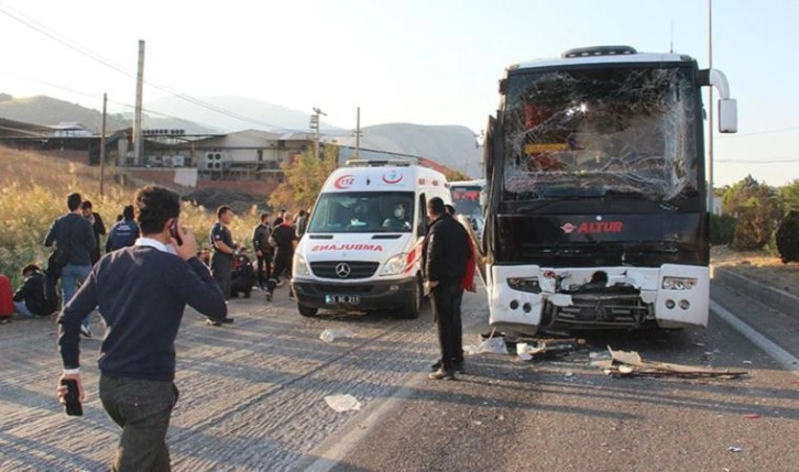 Manisa'da zincirleme feci kaza: 24 yaralı var!