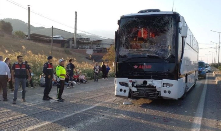 Manisa'da zincirleme trafik kazasında 22 kişi yaralandı