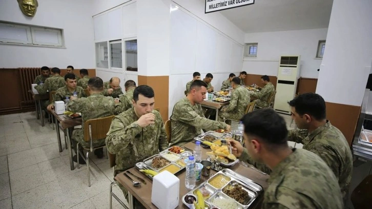 Mardin'de sınırda görevli Mehmetçik ilk iftarı yaptı