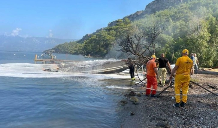 Marmaris'te sürat teknesi alev alev yandı!