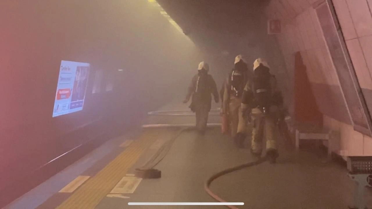 Mecidiyeköy'deki metro istasyonunda yangın! İstanbul'da kaos artıyor