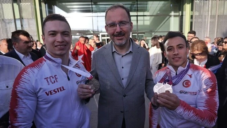 Mehmet Kasapoğlu, İzmir'e altın madalyalarla dönen sporcuları Togg ile karşıladı