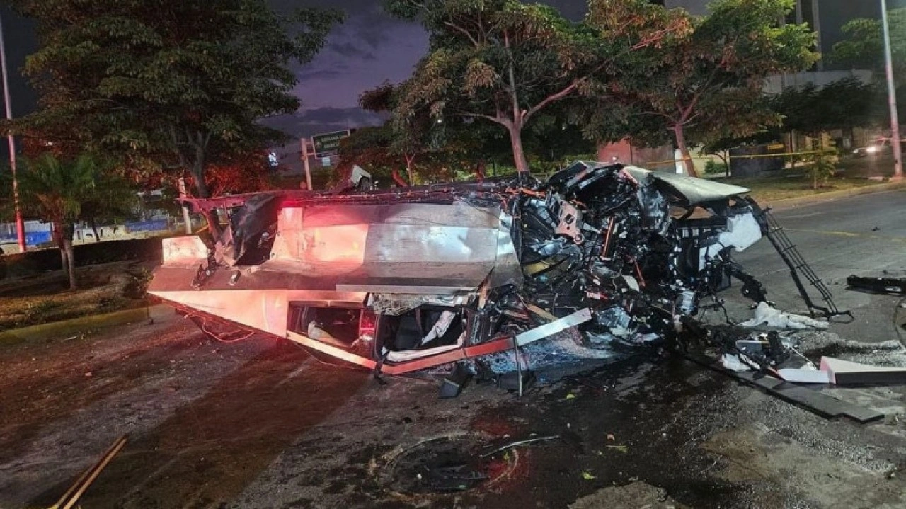 Meksika'da Yaşanan Kazada Bir Tesla Cybertruck Parçalandı