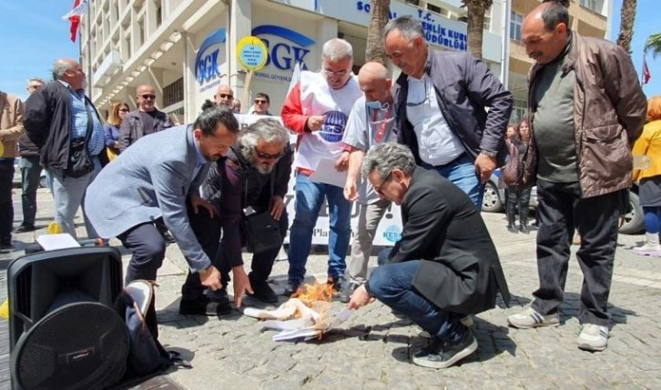 Memurlar ek zam talepleri için bordro yaktı