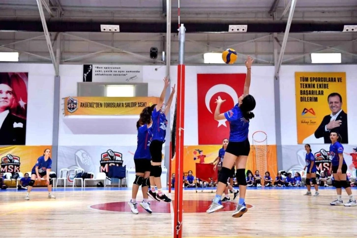 Mersin Büyükşehir Belediyesi Voleybol Kursları Devam Ediyor