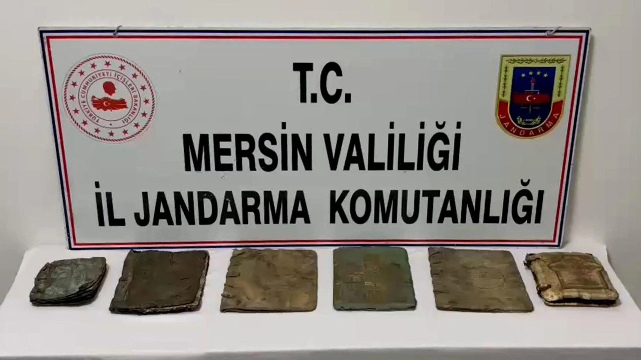 Mersin'de 6 el yazması kitap ele geçirildi