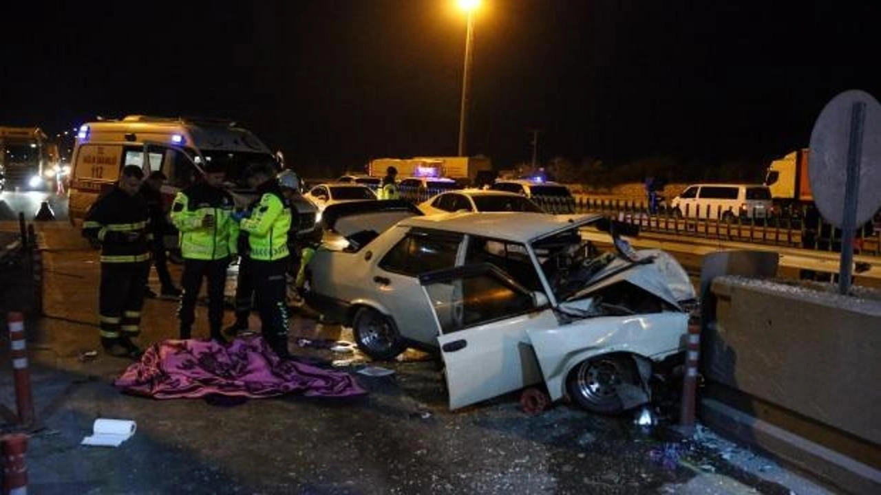 Mersin'de otomobil beton bariyerlere çarptı: 2 ölü 5 yaralı