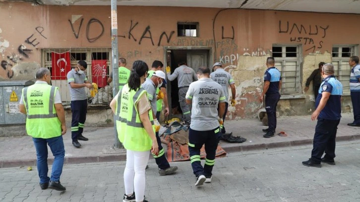 Mersin'de çöp ev vakası! Kötü kokular ekipleri harekete geçirdi: Tam 10 ton çıkarıldı!