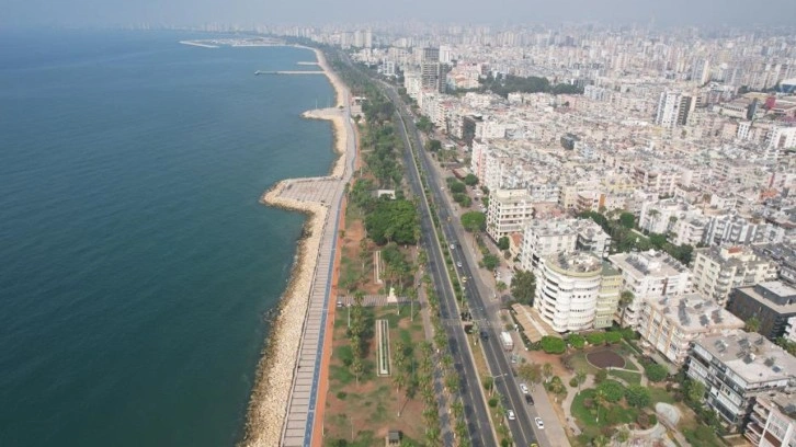 Mersin'de hissedilen sıcaklık 45 dereceyi gördü, kent merkezi boşaldı