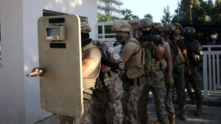 Mersin'de PKK/KCK operasyonu! 18'i belediye çalışanı 30 kişiye gözaltı