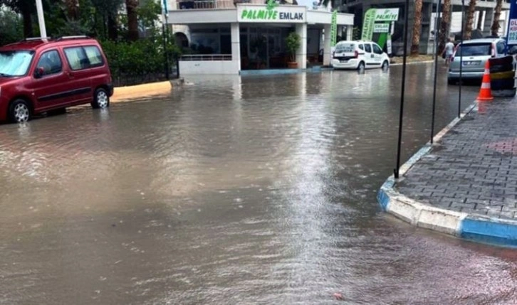 Mersin'de sağanak; giriş katları su bastı