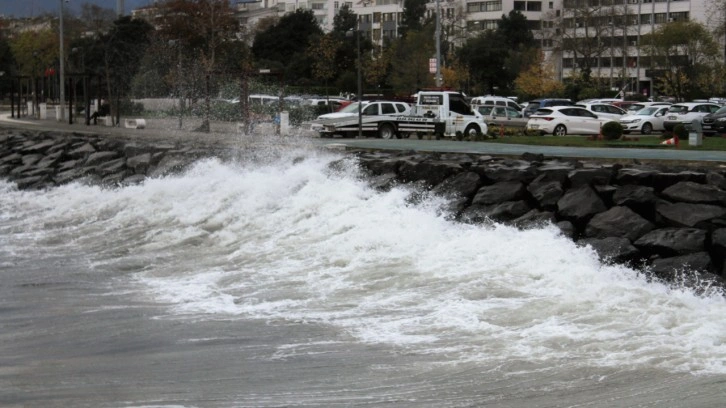 Meteoroloji uyarmıştı, Ordu'da dalgalar kıyıya yaklaştı