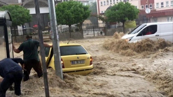 Meteoroloji'den 13 ile turuncu ve sarı kodlu uyarı! Sel ve su baskınları bekleniyor