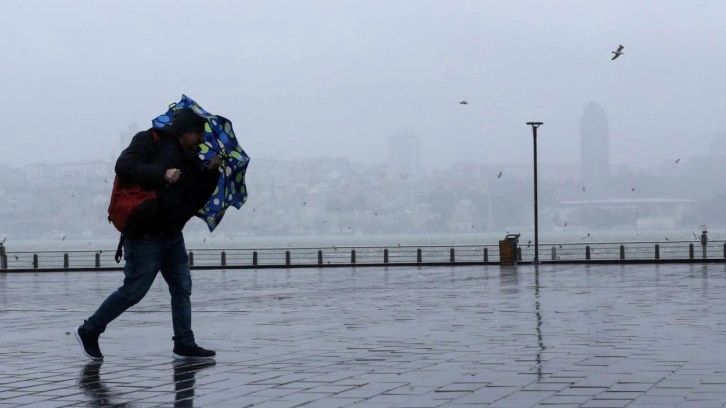 Meteorolojiden Kuzey Ege için fırtına uyarısı: Feribot seferlerinin tümü iptal