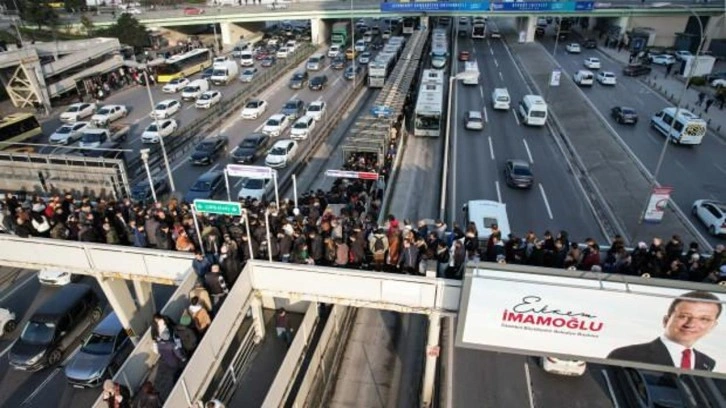 Metrobüs kuyruğu ile İmamoğlu'nun 'Tam yol ileri' afişi ilginç bir görüntü oluşturdu