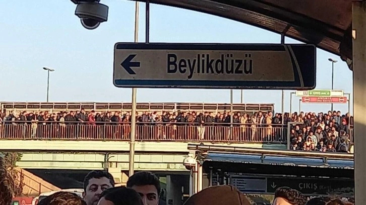 Metrobüste insan seli! Altunizade durağında adım atmak bile imkansız hale geldi