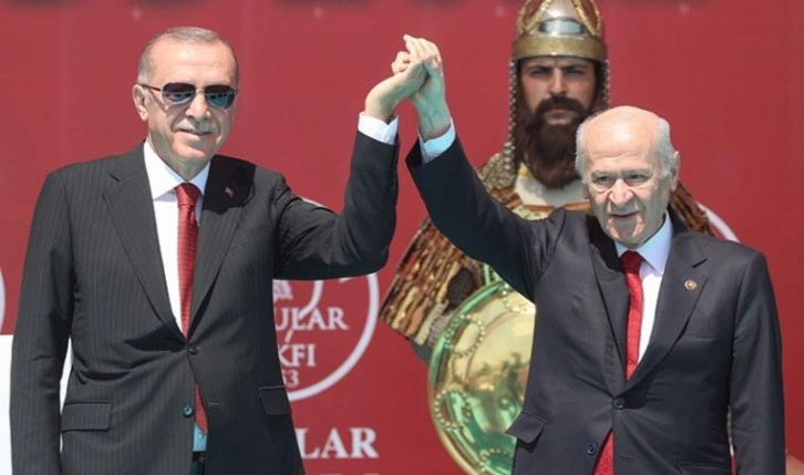 MHP, AKP'ye giden oyların peşinde!