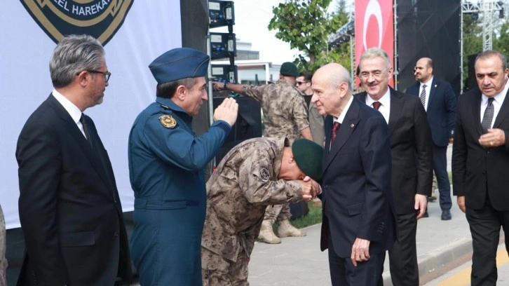 MHP'den Özgür Özel'in el öpme eleştirilerine yanıt gecikmedi!