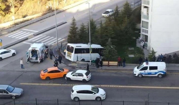 Midibüs sürücüsü, kaza yapan araçlara çarpmamak için manevra yaptı: 6 öğrenci yaralı