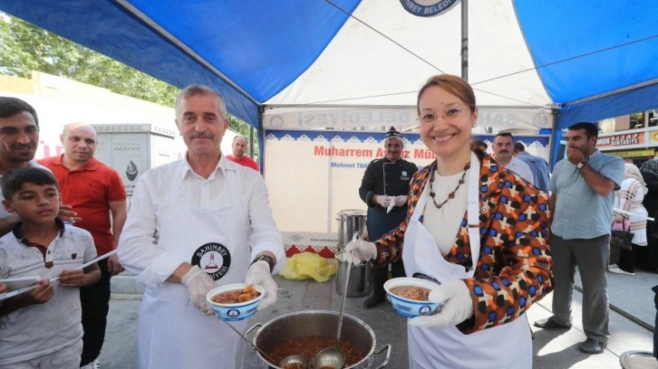 Milletvekili Bakbak ve Başkan Tahmazoğlu vatandaşlara aşure ikram etti