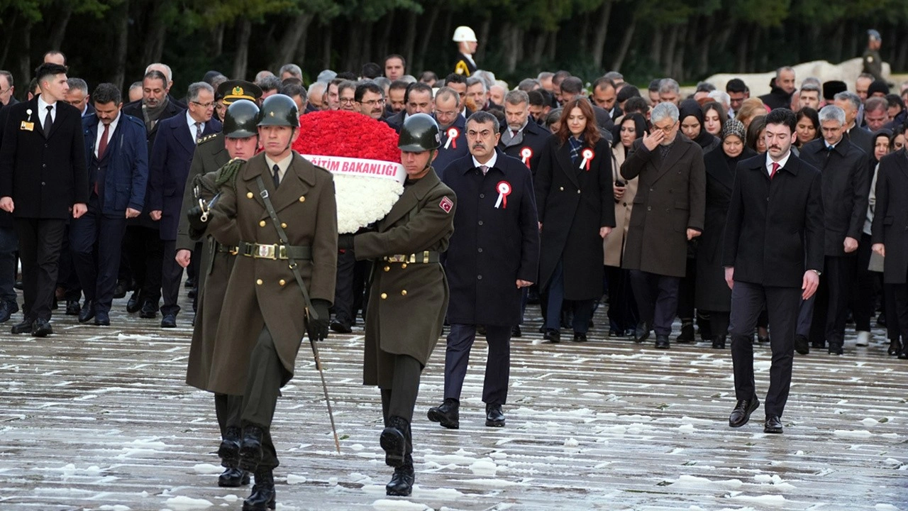 Milli Eğitim Bakanı Tekin, tüm illerden gelen öğretmenlerle Anıtkabir'i ziyaret etti