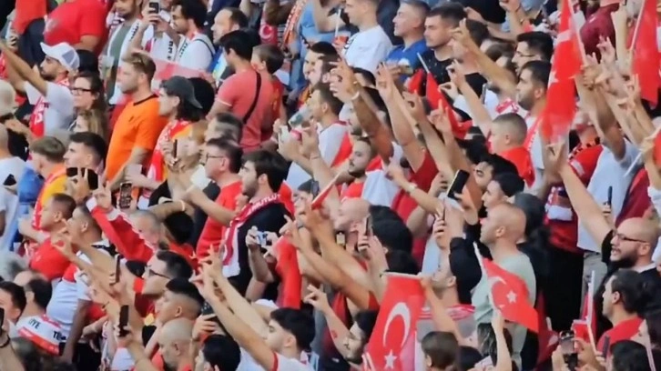 Milli Takım'ın maçında Türk taraftarlardan stadyumda bozkurt işareti