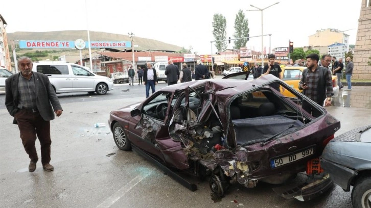 Minibüs kırmızı ışıkta bekleyen otomobillere çarptı: 7 yaralı