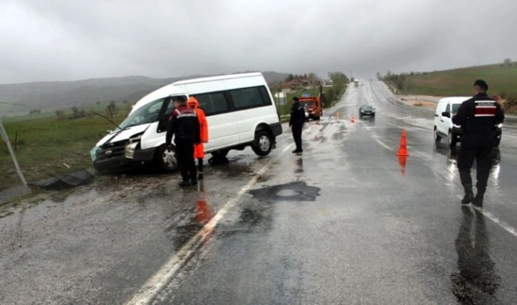 Minibüsle otomobil çarpıştı: 1 ölü, 5 yaralı