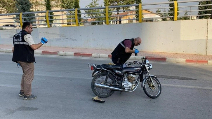 Motosiklet alt geçit çıkışında aydınlatma direğine çarptı: 1 ölü, 1 yaralı