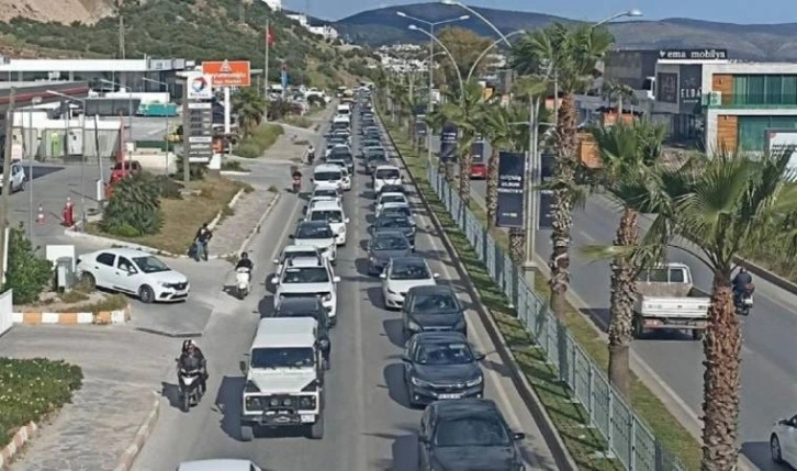 Muğla'da bayram hareketliliği! Metrelerce araç kuyruğu oluştu