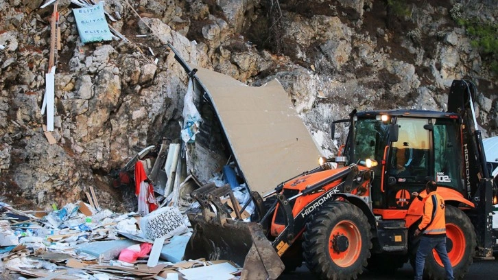 Muğla'da bir TIR kayalıklara çarparak parçalandı!